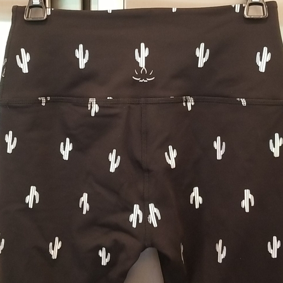 💕BEYOND YOGA💕 Cactus High Waisted Midi Legging Medium M NWT - Picture 3 of 16